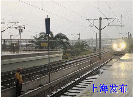 今日首次上线运营的超长版复兴号长啥样？探营现场照片来啦