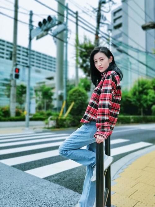 [景甜选择的是一]景甜要不要这么撩！皮衣配网格波点裙真高级，不愧是“富贵花”