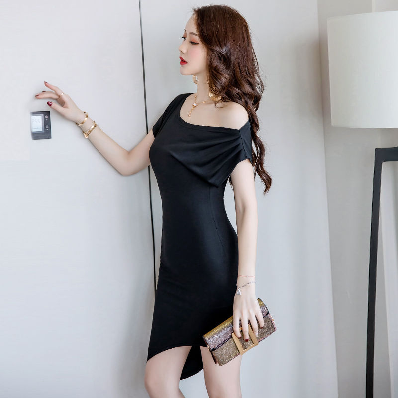 微胖的女人有福了!试试紧身裙+绑带鞋，凸显迷人身材，一穿上瘾