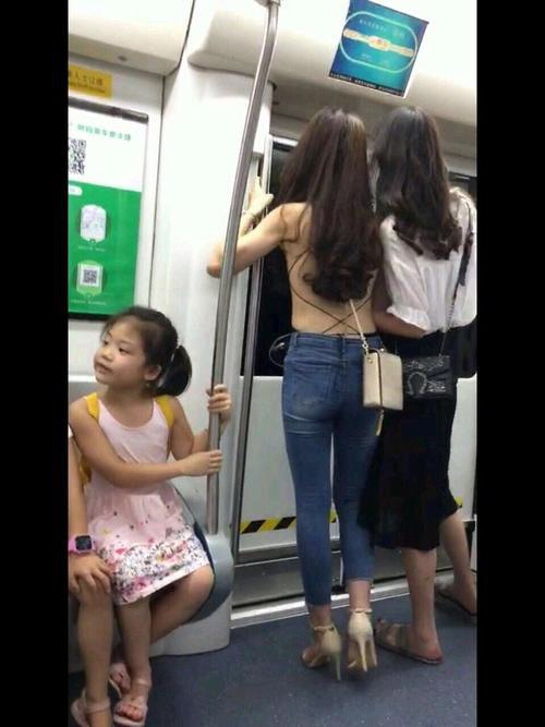 街拍: 现在的女生出门越来越大胆了