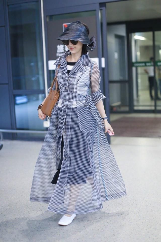 黄圣依戴着塑料帽子现身,网友:这腰不像生过娃!