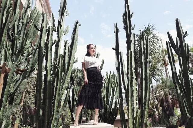 毛俊杰鱼尾裙配T恤，好身材藏不住，网友：说她没生过孩子我都信