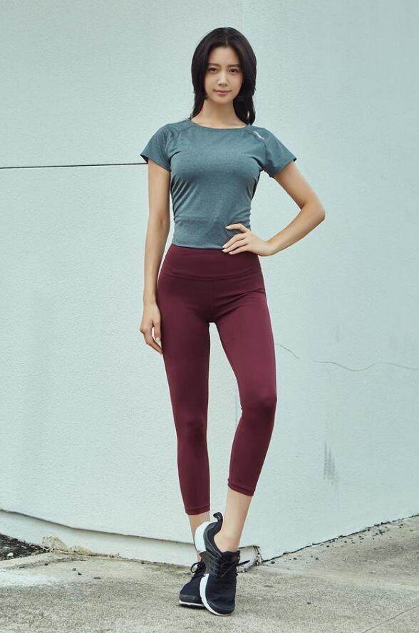 身姿摇曳的打底裤美女，特别有时代韵味，充满女神气质！