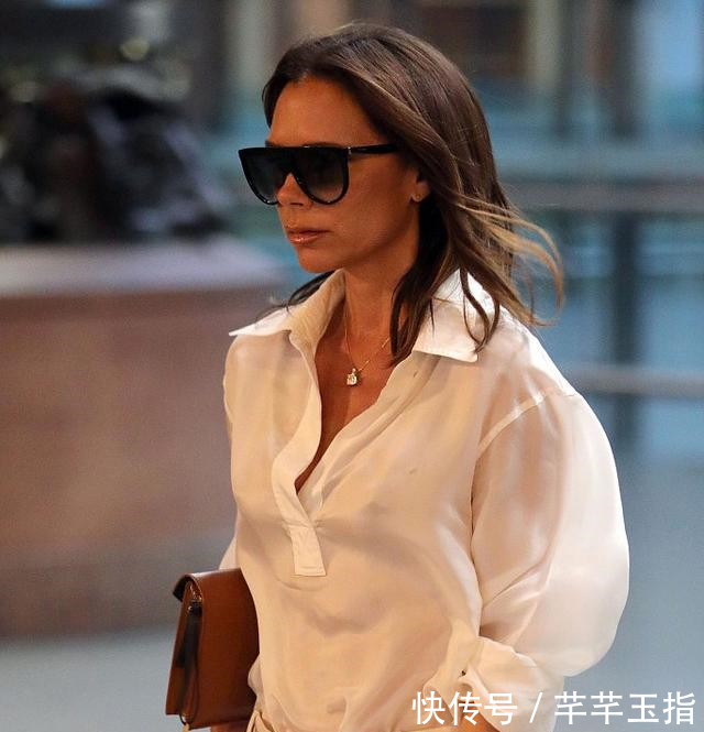 贝嫂穿连裆裤现身，裤裆都不到膝盖，网友直呼走起路来像个企鹅