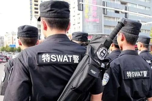 警察配备冷兵器巡逻，“大宝剑”也成了执法利器，实在太拉风了！