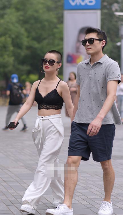 街拍：时尚姑娘出行，图五富婆穿紧身裤，“勾勒”出不俗的情节