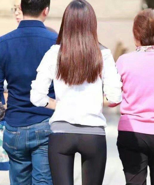 黑色打底裤美女，凹凸有致的身姿，迷人的微笑，尽显熟女魅力！