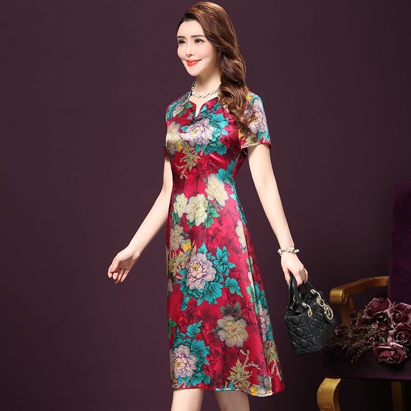 不得了!50岁婆婆穿这印花裙，实在太显嫩了，简直让我一饱眼福