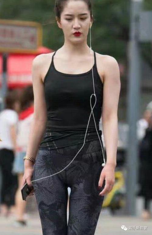 打底裤相貌平平，但穿起来却韵味十足，那么性感时尚！