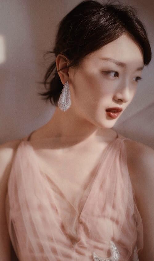 很多人都说周冬雨身材不好，看完精致的脸型后，恐怕你没资格说她