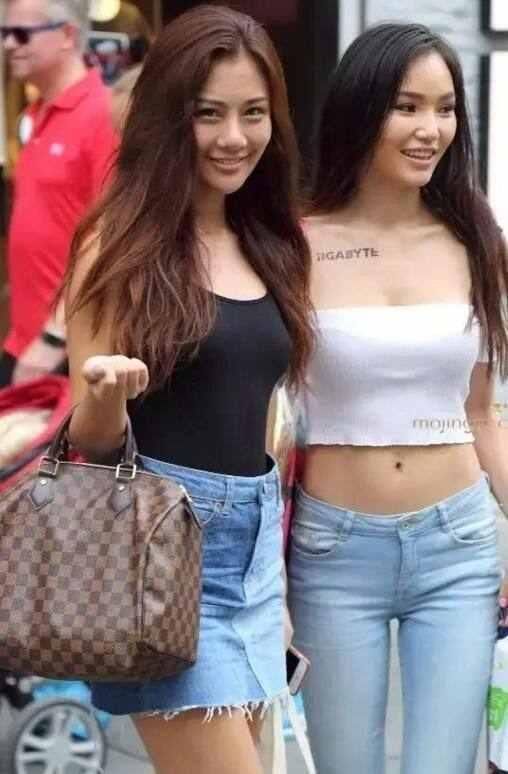 路人街拍:我喜欢丰满的那个美女，穿的这么少，勾起我内心的骚动