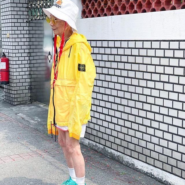 90岁奶奶的日常穿搭，这搭配吴亦凡看了都沉默，真是活到老潮到老