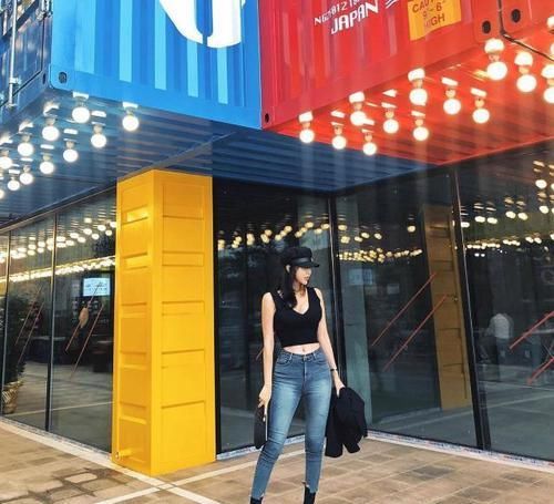  『体现』青春洋溢牛仔裤，帅气有型又百搭，更能体现女人炫酷风格！