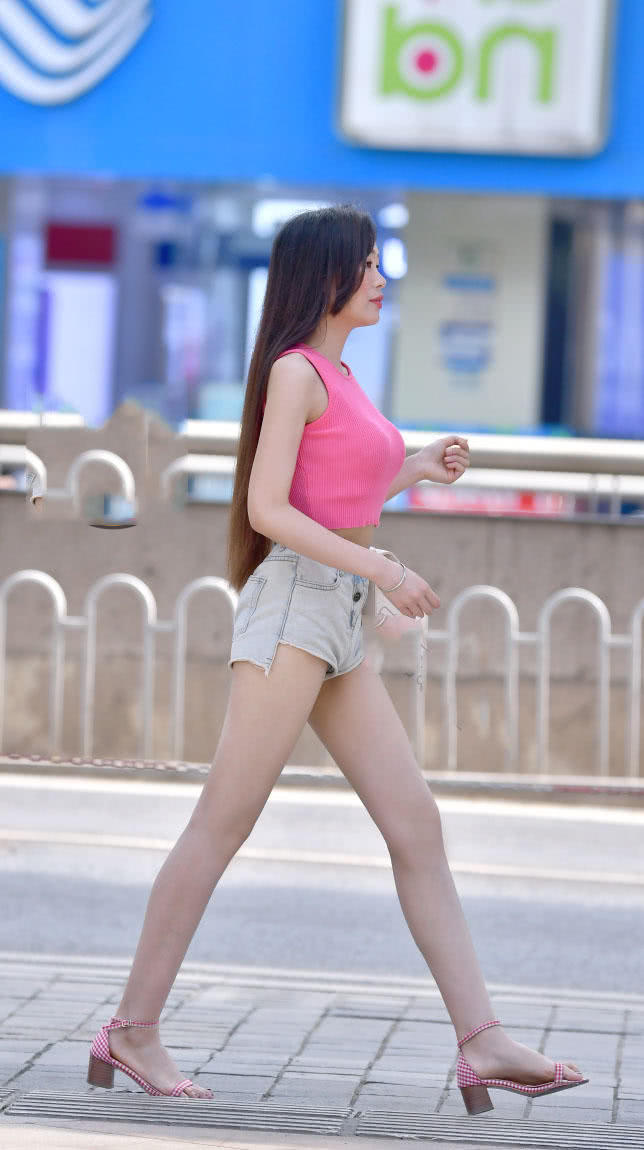 街拍，粉色的针织背心，很好的勾勒出了小姐姐迷人的身材曲线