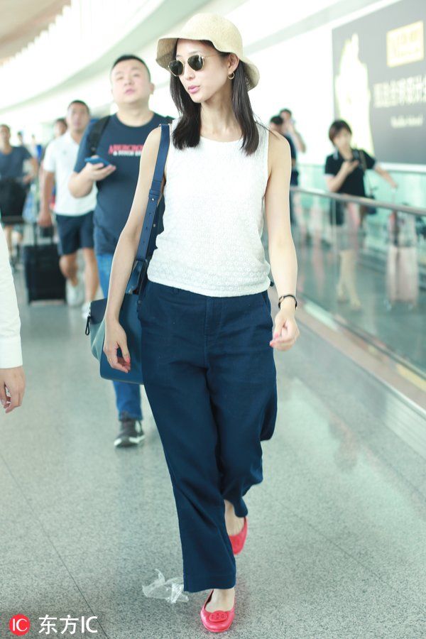 张钧宁裤子太肥大将美腿遮得一干二净，普通人穿上秒变大妈