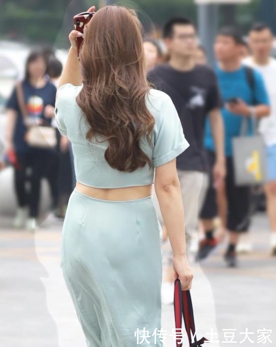  [气质]街拍美女：气质小姐姐，紧身裙穿搭，既时尚又不失魅力！