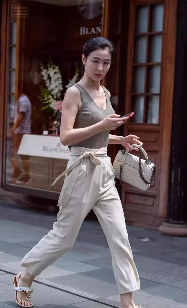 街拍：本以为阔腿裤很美，看了穿紧身裤的姐姐后，才发觉错过好多