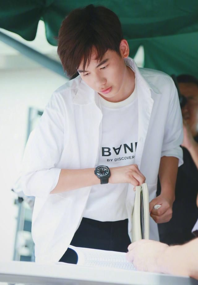 北电中戏开学，看各位明星穿搭，宋祖儿长发飘飘，易烊千玺去哪了