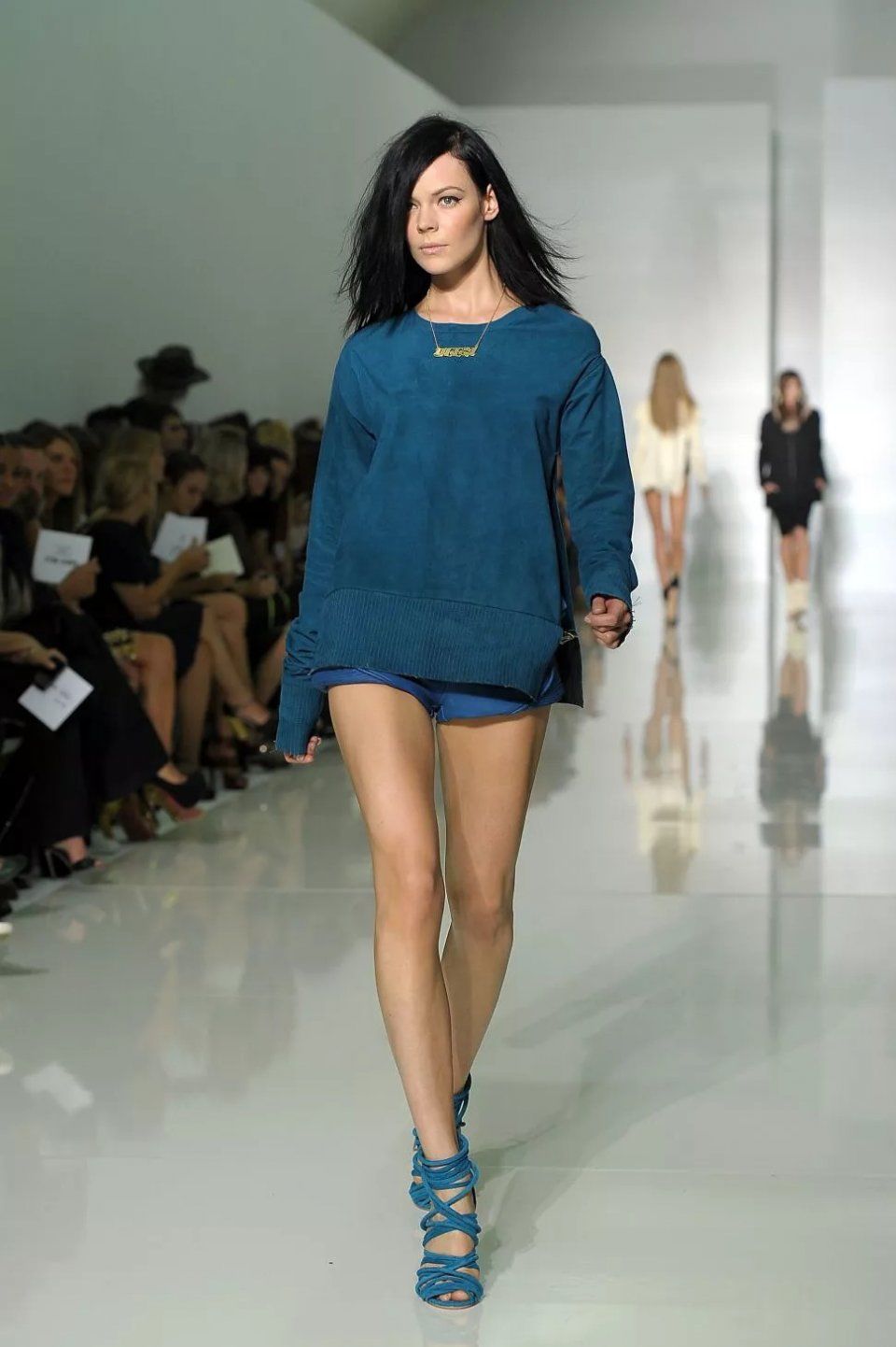 一双看不见的高跟鞋火了!这应该是我们和时尚距离最近的一次了吧?