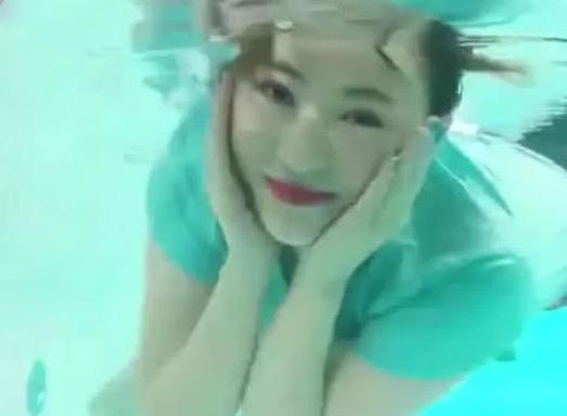 小姐姐挑战水下化妆，防水效果惊人，涂上口红之后吓坏小哥哥！