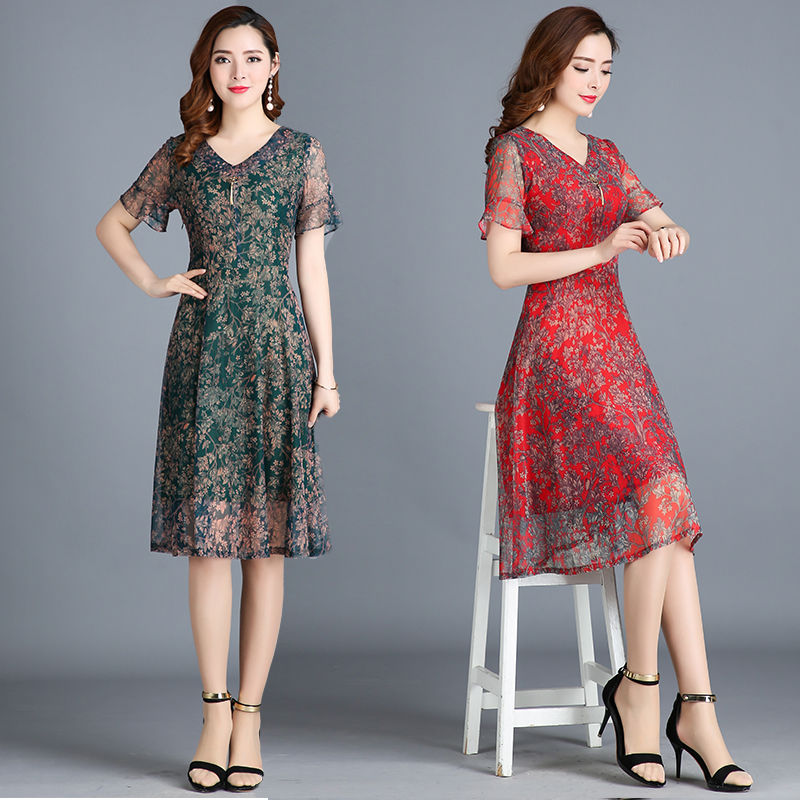 生日宴,53岁婆婆穿这身高雅裙,惊艳全场,众人直夸显嫩美