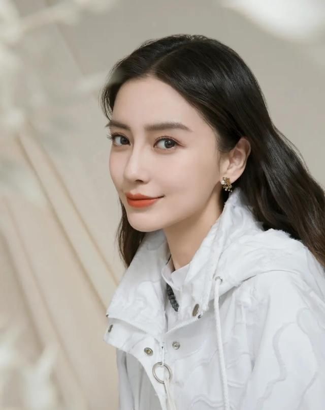  [少女]Angelababy少女感太强,羊绒羔外套搭配牛仔蓝渔夫帽,软萌又可爱
