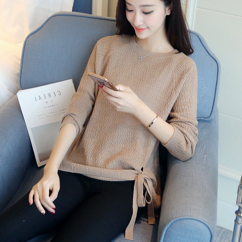 现在穿棉衣还太早，减龄洋气的针织衫，遮住拜拜肉，确实美