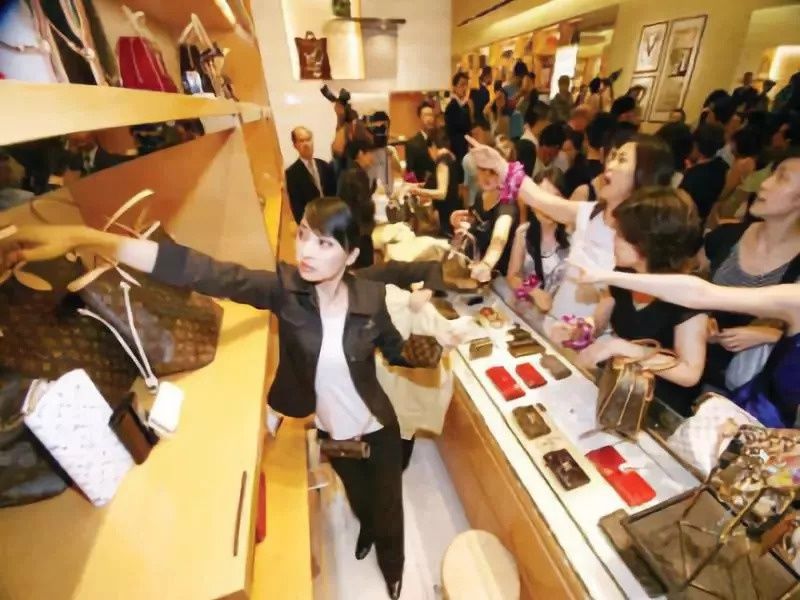 坑完中国游客，外国人这样说:反正他们人傻钱多，太好骗!