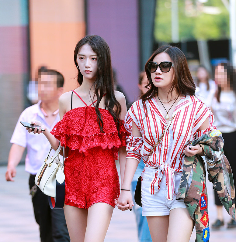 美女突显几分恰到好处的小性感与柔情，甜美可人，非常养眼！