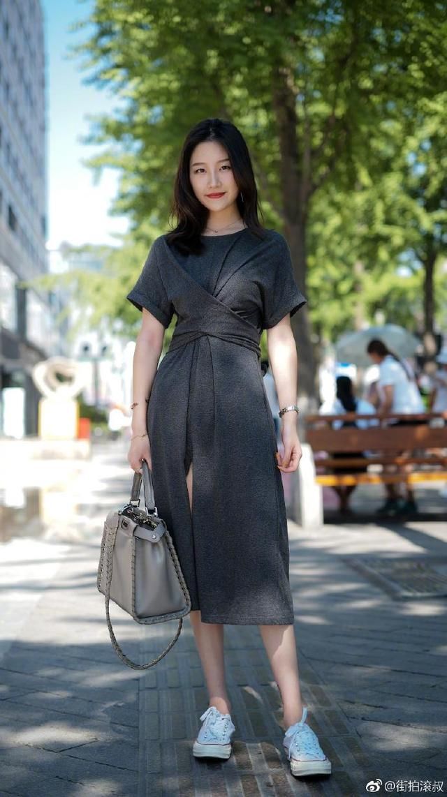 穿长裙是选择收腰的，还是宽松的？她们给出了答案！