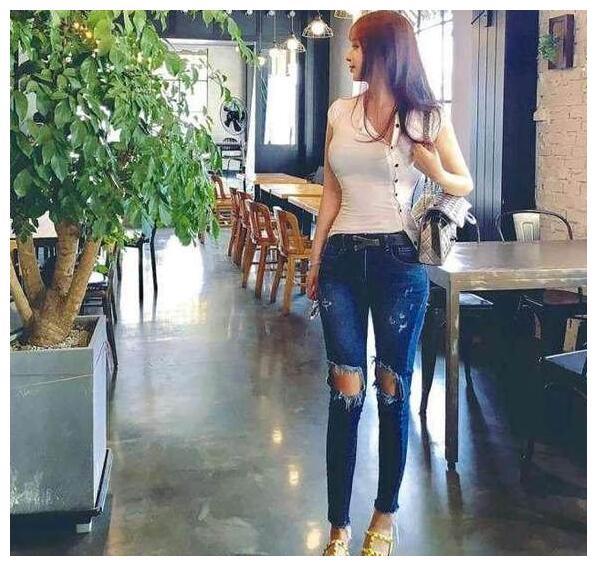 独特魅力的牛仔裤美女，尽显柔美气息，韵味十足！