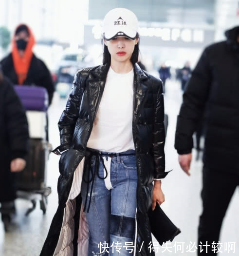 宋茜韩雪同穿长款羽绒服现机场，网友土豪与豪门的差距真明显！
