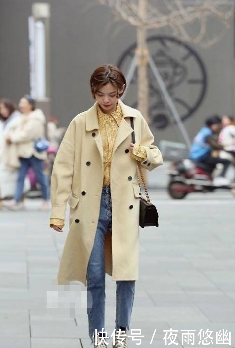 \"i0\": \"http://p7.qhimg.com/t01277914474a498bcd.jpg?size=690x973\"}"街拍:图五肤白,有型,短裤偏爱反着穿,这新潮打扮欣赏不了!