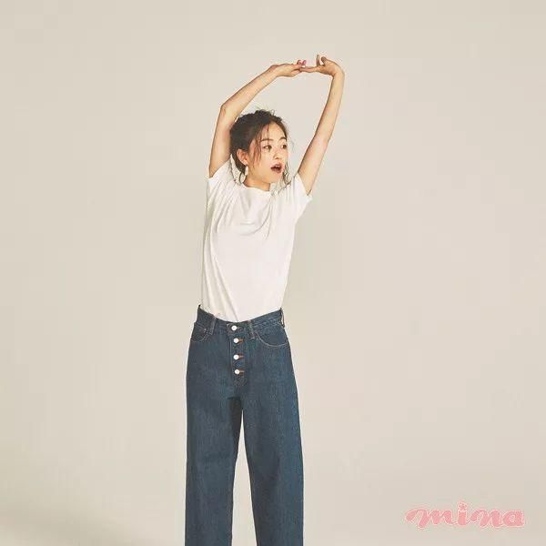 推荐给穿不惯衬衫、吊带衫的MM 12种令人秒变时髦的基础款白T穿衣