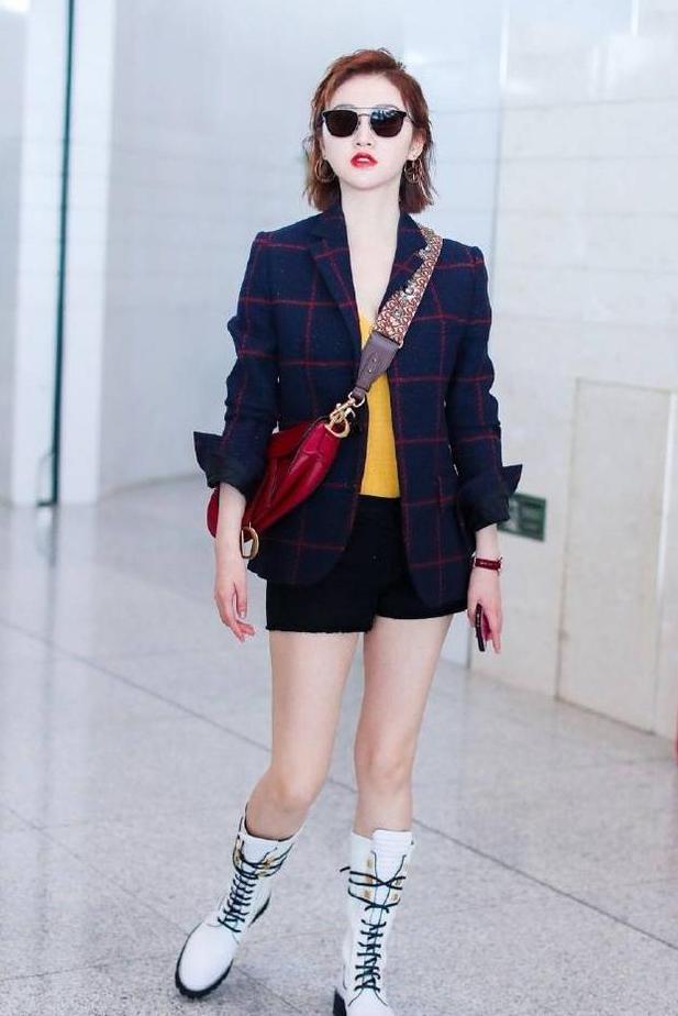 景甜穿黄色T恤露白皙酥胸，外搭格子西服，网友：美腿更迷人！