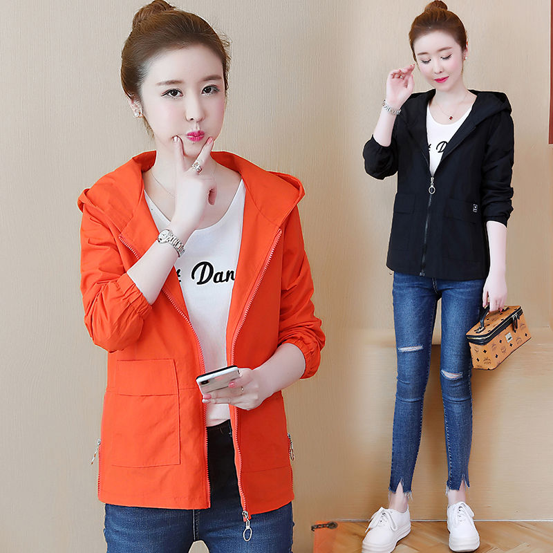 秋天别再穿风衣,太土了!学下面女人这样穿搭,实在吸引人