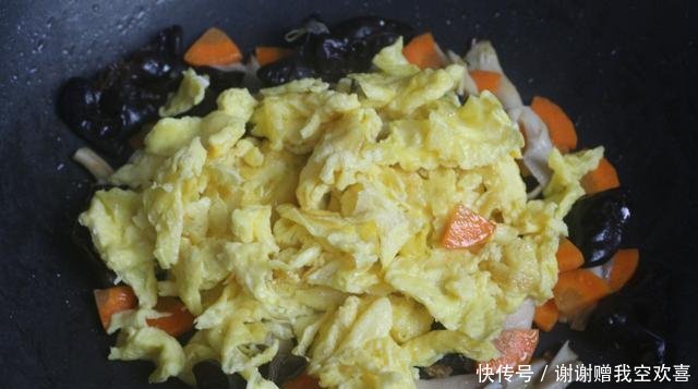  「鲜香」简单好吃的黑木耳炒鸡蛋，素雅美味，鲜香爽口，不错的开胃家常菜