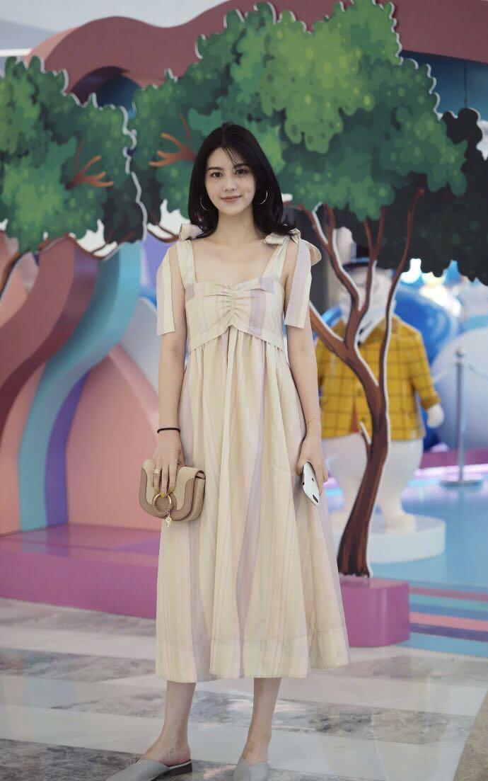 街拍美女：高贵靓丽十足气质，女神风范呀！