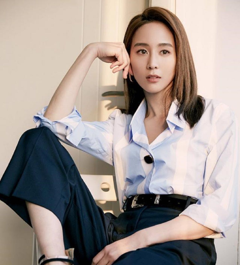  #穿搭#上衣下面别再穿牛仔裤了,学学女明星的搭配技巧,照着穿准没错