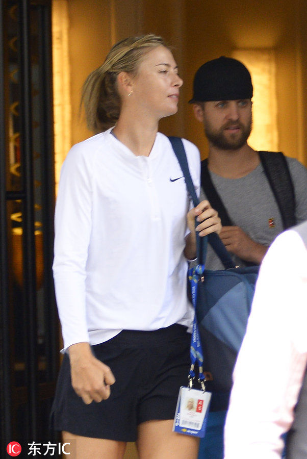 莎拉波娃前往训练场 干净马尾辫+一双大长腿抢镜