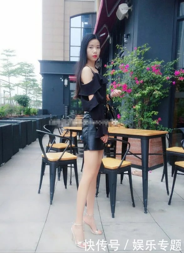 气质小姐姐独坐咖啡馆，包臀裙尽显逆天大长腿，性感小蛮腰让人着