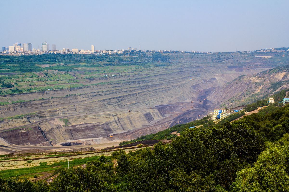 全国最大的露天煤矿，当年被日本挖到海拔负339米，成中国最低点