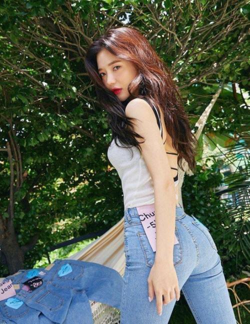 精致甜美的紧身牛仔裤打扮，小姐姐穿出时尚女神范儿！