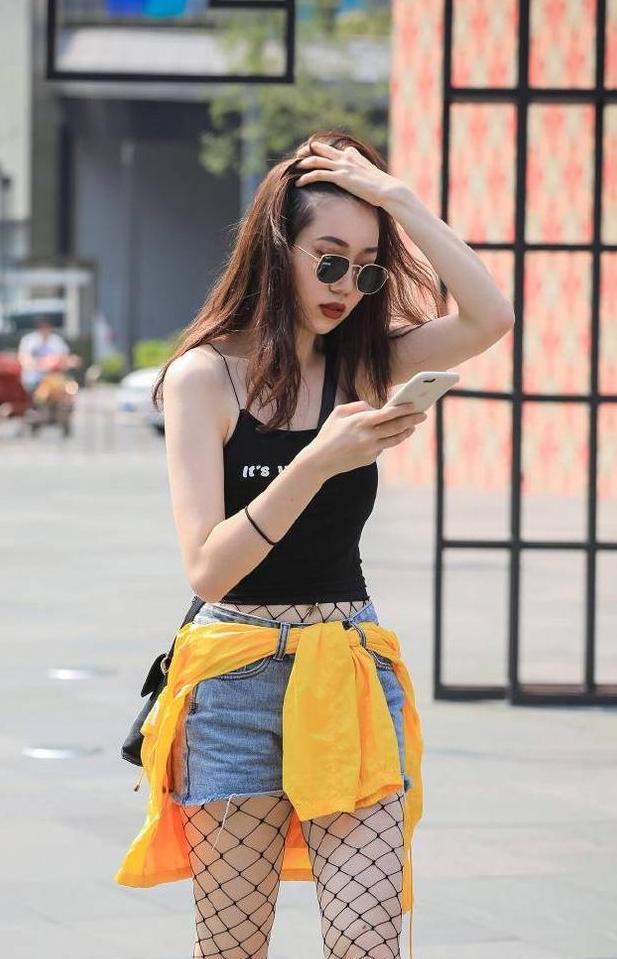 美女将渔网丝袜都穿到肚脐上方了，要是翻到吊带衣外面就更美了！