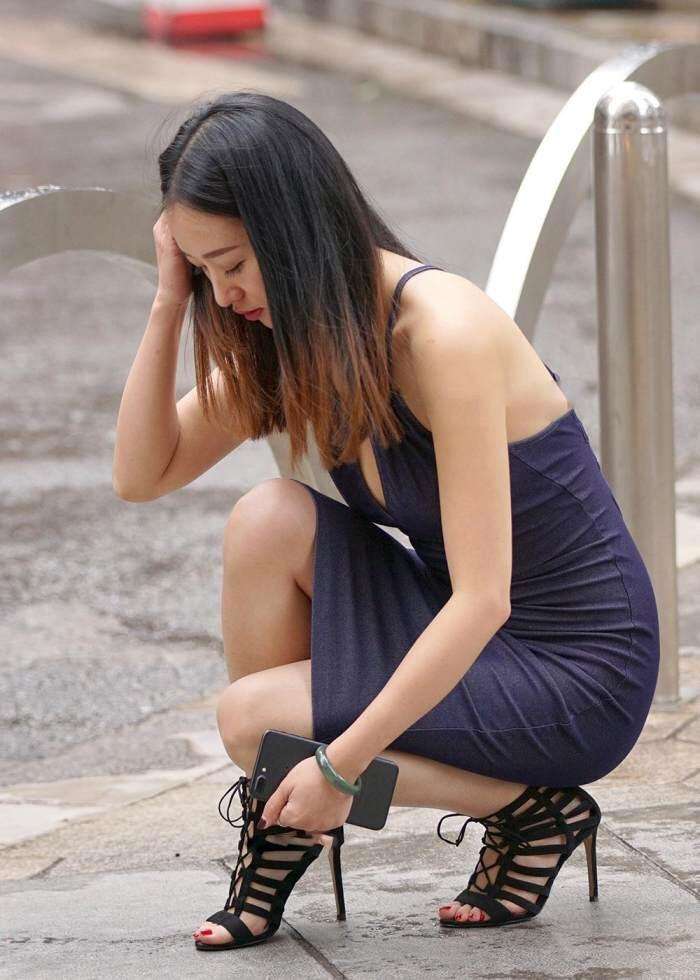 街拍: 紧身包臀裙的气质女人，勾勒身材很好看