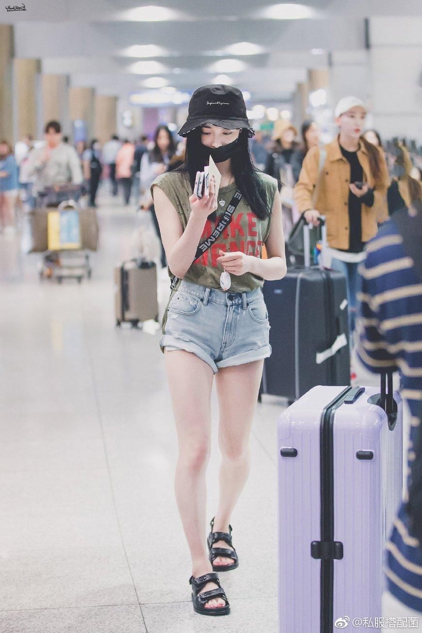 看了林允儿秀美腿，再看看周洁琼，终于明白腿型好看有多重要了!