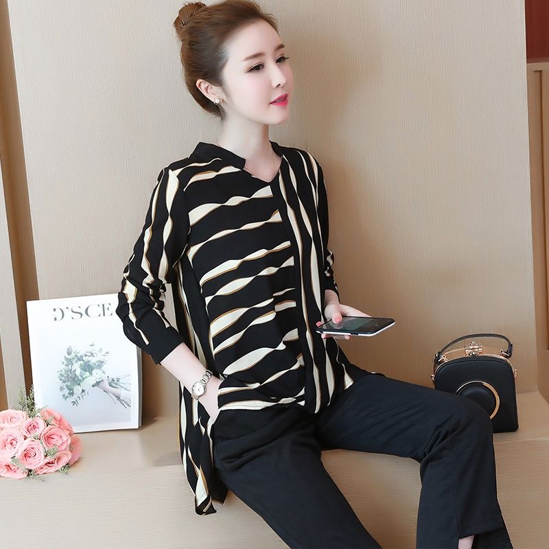 国庆游玩，女人别再裙子配高跟鞋，瞧这样的套装，一款比一款美嫩