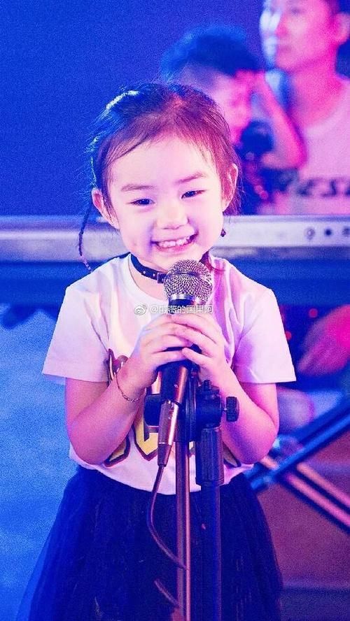 戚薇巴黎时装周看秀，三白眼比ab明显，没戴大美瞳有点认不出来！