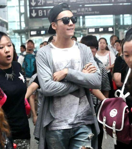 40岁黄晓明机场街拍装嫩，陈伟霆鹿晗最爱的破洞牛仔裤你真敢穿呀