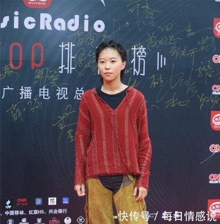 窦靖童将麻布衫穿到红毯上，真叫绝了，网友比王菲还个性